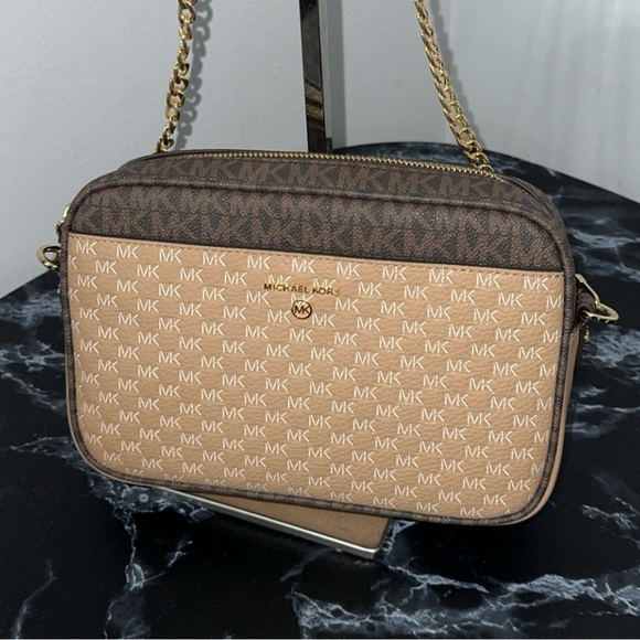 Michael Kors Jet Set Charm East West Camera Crossbody Camel Beige AUTHENTIC - Picture 3 of 10